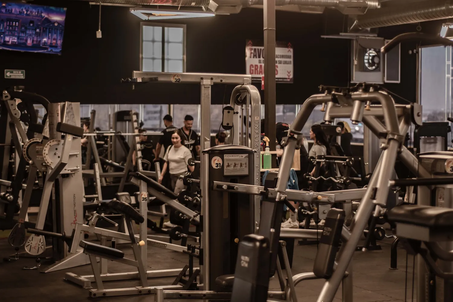Zona de máquinas de fuerza de Volten Gym Gómez Morín.