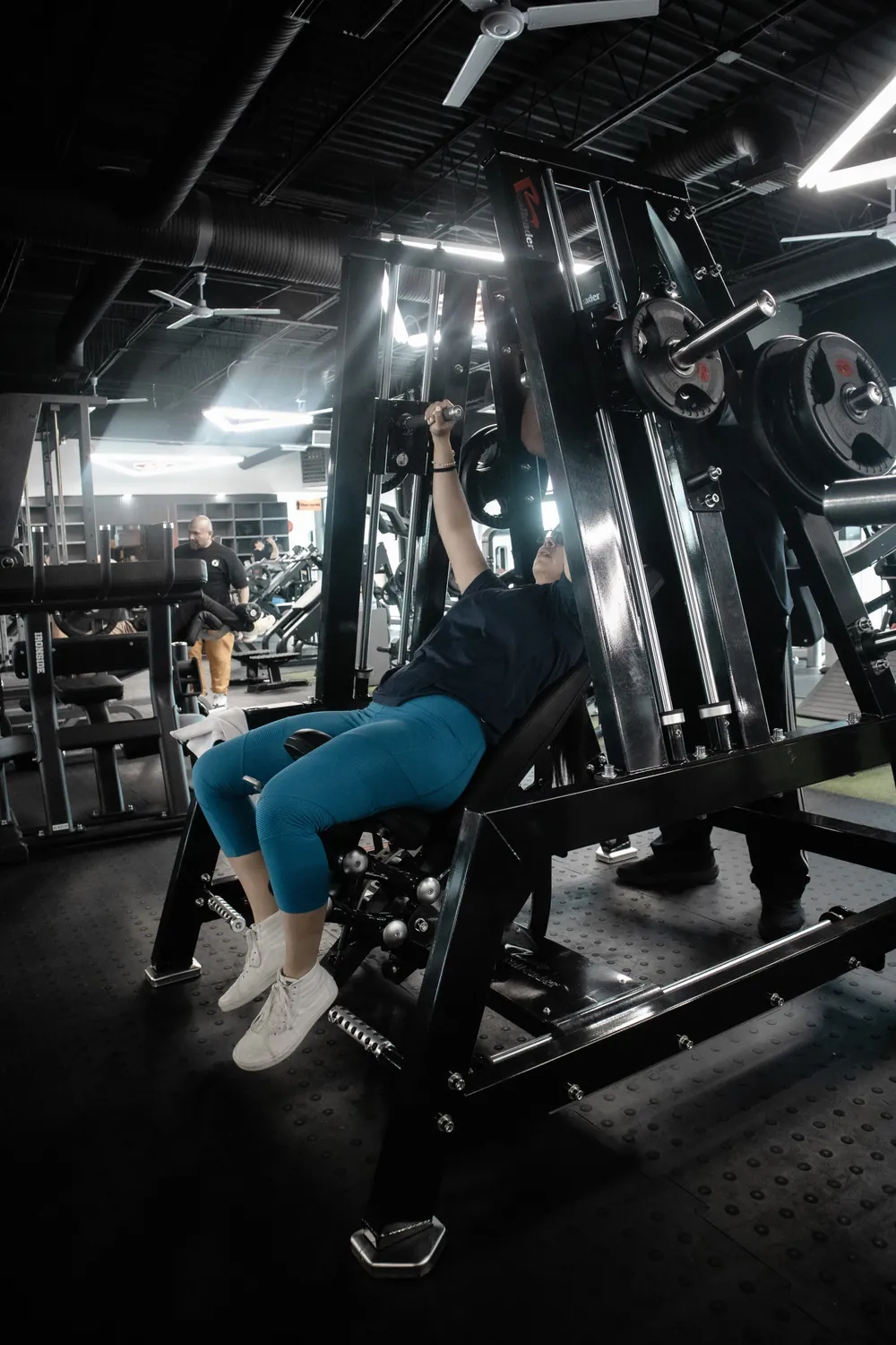 Socia entrenando en una estación de fuerza.