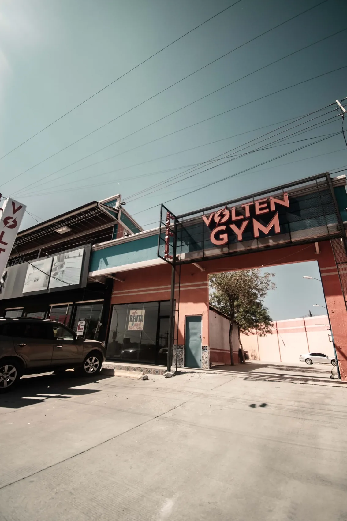 Fachada de Volten Gym Gómez Morín en Plaza Jara